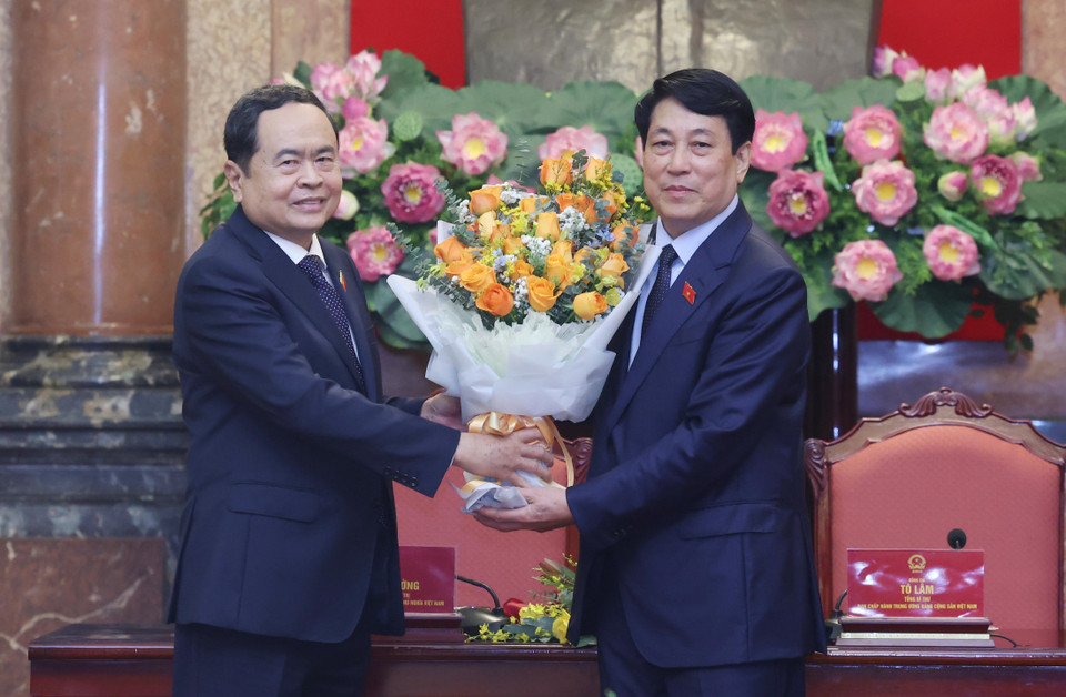 Chủ tịch Quốc hội Trần Thanh Mẫn chúc mừng Chủ tịch nước Lương Cường. (Ảnh: Lâm Khánh/TTXVN)