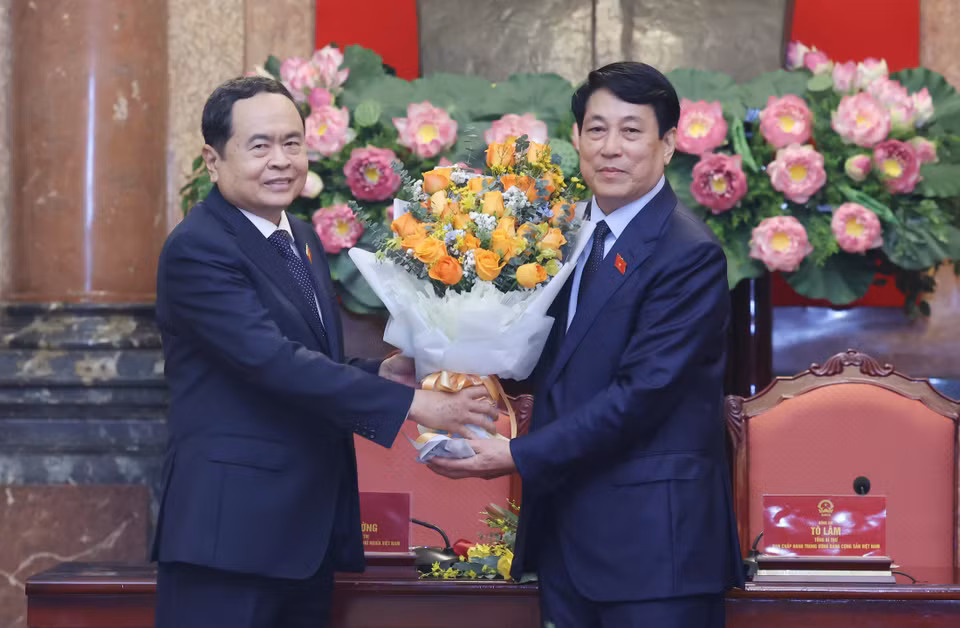 Chủ tịch Quốc hội Trần Thanh Mẫn chúc mừng Chủ tịch nước Lương Cường. (Ảnh: Lâm Khánh/TTXVN)