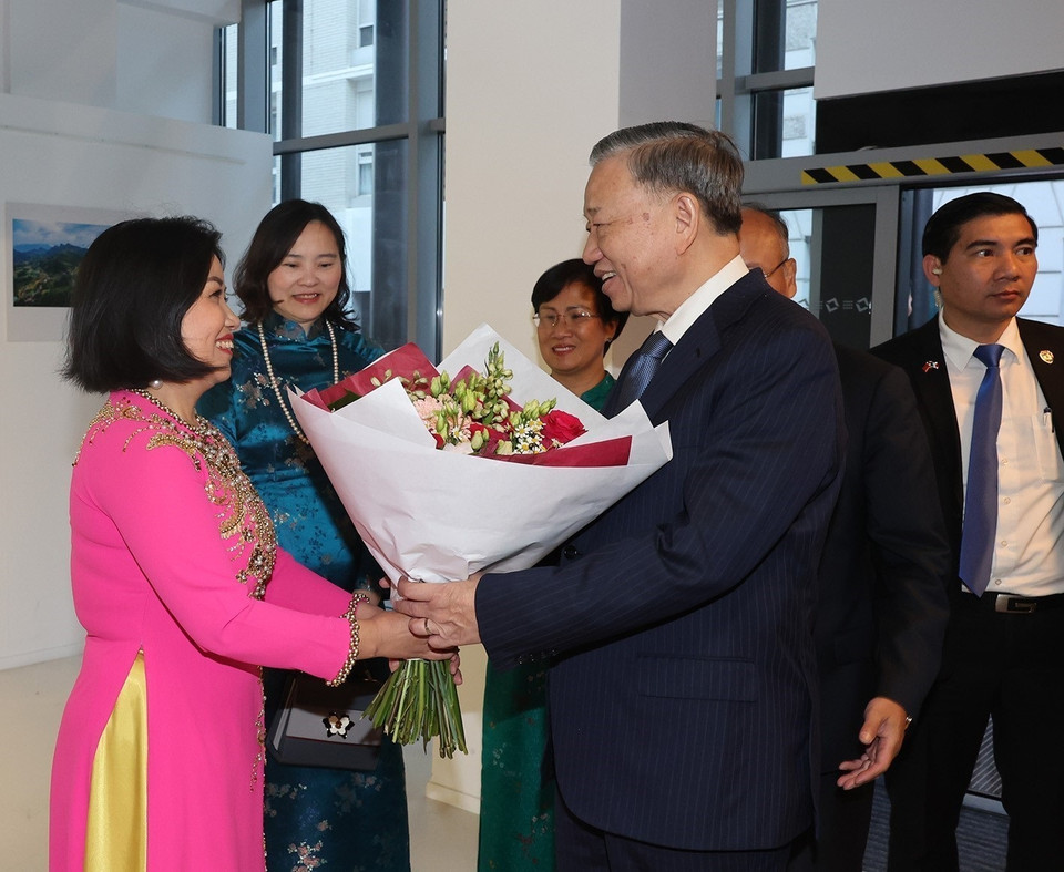 Chiều 5/10, tại Trung tâm văn hóa Việt Nam tại Pháp, Tổng Bí thư, Chủ tịch nước Tô Lâm gặp gỡ cán bộ, nhân viên Đại sứ quán và các cơ quan đại diện Việt Nam thường trú tại Pháp và cộng đồng người Việt Nam đang sinh sống, làm ăn tại Pháp. Trong ảnh: Đại diện cộng đồng người Việt Nam tại Pháp tặng hoa chào đón Tổng Bí thư, Chủ tịch nước Tô Lâm. (Ảnh: Trí Dũng/TTXVN)