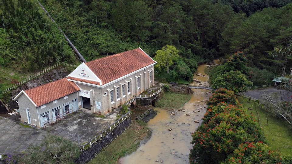 Dù đã trải qua nhiều lần cải tạo, nhưng thủy điện cổ nhất Việt Nam vẫn giữ được vẻ ngoài cổ kính, hài hòa với thiên nhiên và trở thành địa điểm du lịch hấp dẫn. (Ảnh: Huy Hùng/TTXVN)
