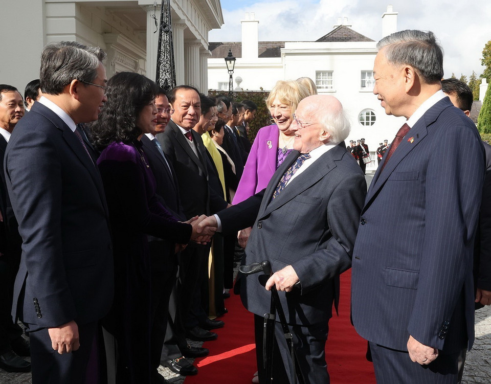 Tổng Bí thư, Chủ tịch nước Tô Lâm giới thiệu với Tổng thống Ireland Michael D. Higgins và Phu nhân các thành viên Đoàn cấp cao Việt Nam. (Ảnh: Trí Dũng/TTXVN)