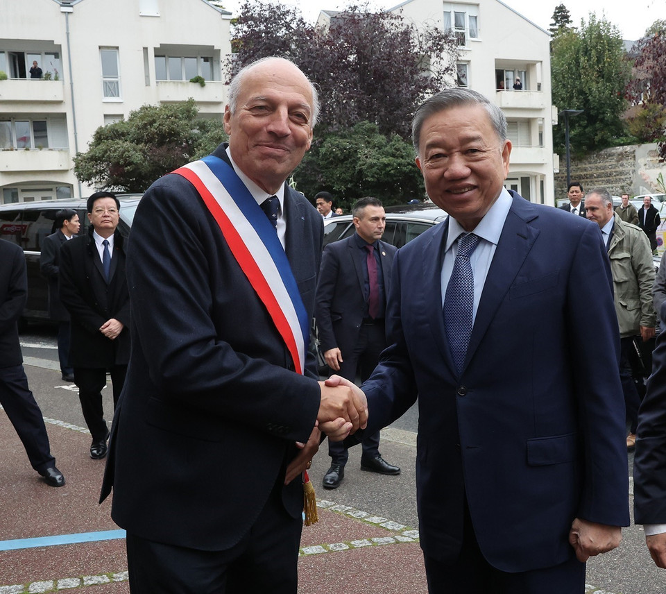 Thị trưởng thành phố Saint Adresse Hubert Dejean de la Batie đón Tổng Bí thư, Chủ tịch nước Tô Lâm. (Ảnh: Trí Dũng/TTXVN)