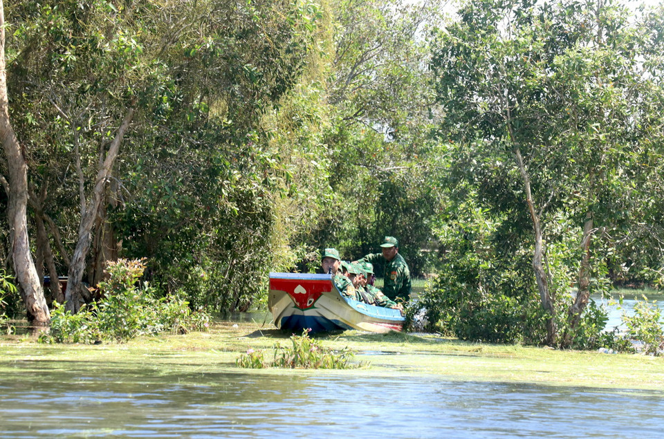 Cán bộ, chiến sỹ Đồn biên phòng Mỹ Thạnh Tây, Bộ chỉ huy Bộ đội Biên phòng Long An sử dụng xuồng máy để tổ chức tuần tra, kiểm soát, bảo vệ chủ quyền biên giới quốc gia. (Ảnh: Bùi Giang/TTXVN)