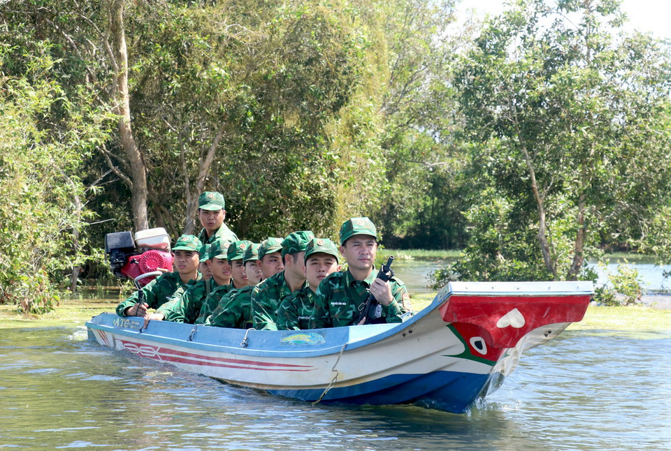 Cán bộ, chiến sỹ Đồn biên phòng Mỹ Thạnh Tây, Bộ chỉ huy Bộ đội Biên phòng Long An, sử dụng xuồng máy để tổ chức tuần tra, kiểm soát, bảo vệ chủ quyền biên giới quốc gia. (Ảnh: Bùi Giang/TTXVN)