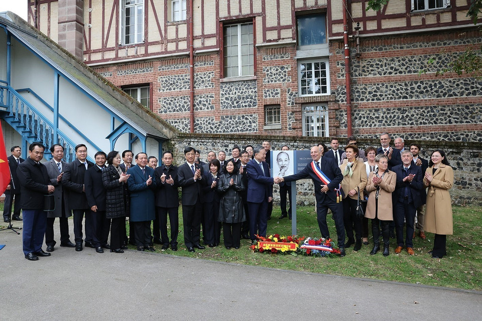 Tổng Bí thư, Chủ tịch nước Tô Lâm và Thị trưởng thành phố Saint Adresse Hubert Dejean De La Batie cùng các đại biểu chụp ảnh chung. (Ảnh: Trí Dũng/TTXVN)