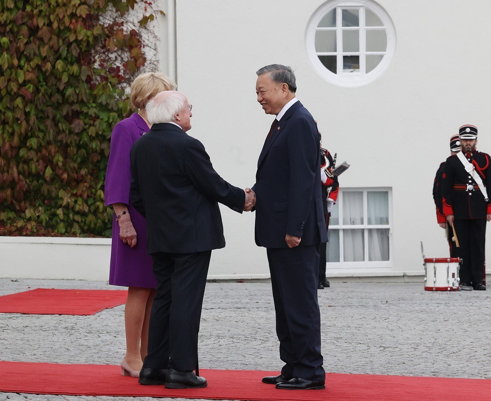 Tổng thống Ireland Michael D. Higgins và Phu nhân đón Tổng Bí thư, Chủ tịch nước Tô Lâm. (Ảnh: Trí Dũng/TTXVN)