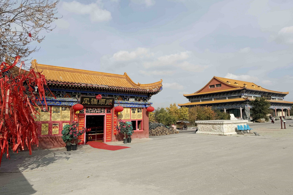 Trong khuôn viên chùa có nhiều công trình kiến trúc mang đậm phong cách phật giáo vùng Tây Bắc Trung Quốc. (Ảnh: Công Tuyên/TTXVN)