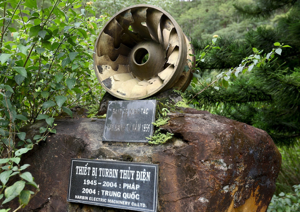 Hệ thống turbin thủy điện cũ được trưng bày tại nhà máy. (Ảnh: Huy Hùng/TTXVN)