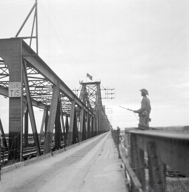 Chiến sỹ Quân đội nhân dân Việt Nam đứng gác trên cầu Long Biên, chiều 9/10/1954 sau khi quân Pháp rút hết khỏi Thủ đô qua cây cầu này để xuống Hải Phòng. (Ảnh: Tư liệu TTXVN)