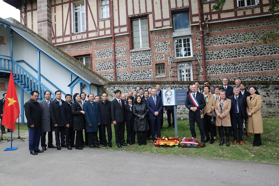 Tổng Bí thư, Chủ tịch nước Tô Lâm và Thị trưởng thành phố Saint Adresse Hubert Dejean De La Batie cùng các đại biểu chụp ảnh chung. (Ảnh: Trí Dũng/TTXVN)