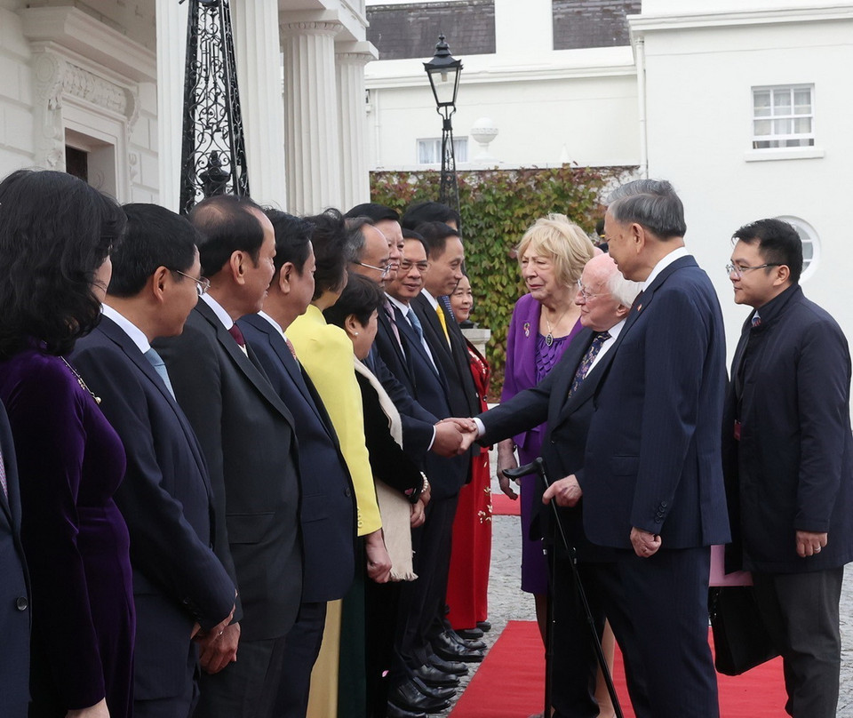 Tổng Bí thư, Chủ tịch nước Tô Lâm giới thiệu với Tổng thống Ireland Michael D. Higgins và Phu nhân các thành viên Đoàn cấp cao Việt Nam. (Ảnh: Trí Dũng/TTXVN)