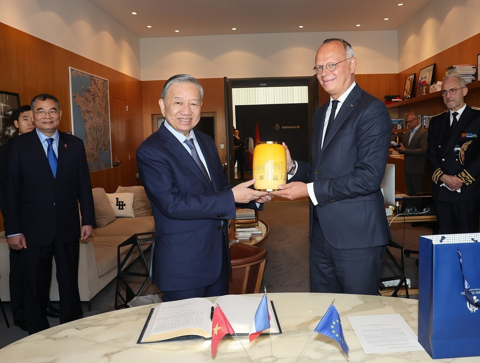 Tổng Bí thư, Chủ tịch nước Tô Lâm tặng quà lưu niệm tới cựu Thủ tướng Pháp Edouard Philippe, Thị trưởng Thành phố Le Havre. (Ảnh: Trí Dũng/TTXVN)