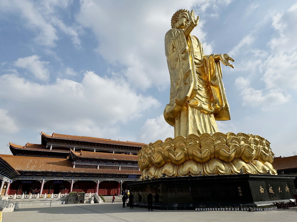 Điểm thu hút du khách trong và ngoài nước nhất là Đức Phật Thích Ca Mâu Ni mạ vàng được đặt trên bệ hình hoa sen có chiều cao 40m, là tượng Phật lớn nhất khu vực Tây Bắc và cũng là tượng Phật lớn thứ 3 châu Á. (Ảnh: Công Tuyên/TTXVN)