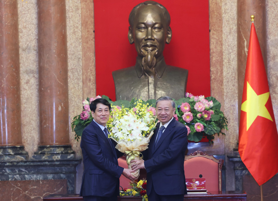 Chủ tịch nước Lương Cường chúc mừng Tổng Bí thư Tô Lâm. (Ảnh: Lâm Khánh/TTXVN)