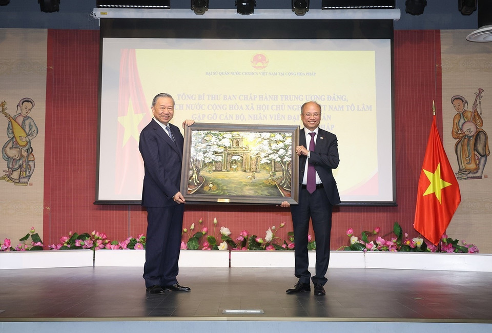 Tổng Bí thư, Chủ tịch nước Tô Lâm tặng quà cho cán bộ, nhân viên Đại sứ quán, cộng đồng người Việt Nam và các cơ quan đại diện Việt Nam thường trú tại Pháp. (Ảnh: Trí Dũng/TTXVN)