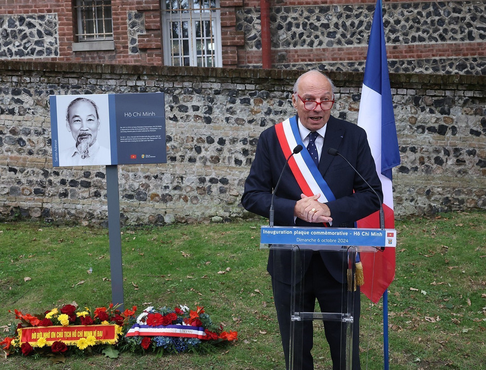 Thị trưởng thành phố Saint Adresse Hubert Dejean De La Batie phát biểu. (Ảnh: Trí Dũng/TTXVN)