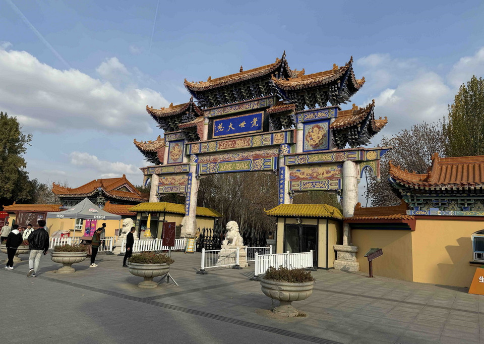 Cổng chùa Đại Phật Hồng Quang Sơn rộng 17 mét, cao 15,6 mét, nhìn rất hùng vĩ. (Ảnh: Công Tuyên/TTXVN)