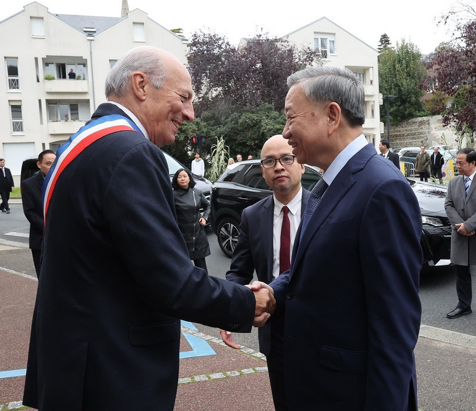 Thị trưởng thành phố Saint Adresse Hubert Dejean de la Batie đón Tổng Bí thư, Chủ tịch nước Tô Lâm. (Ảnh: Trí Dũng/TTXVN)