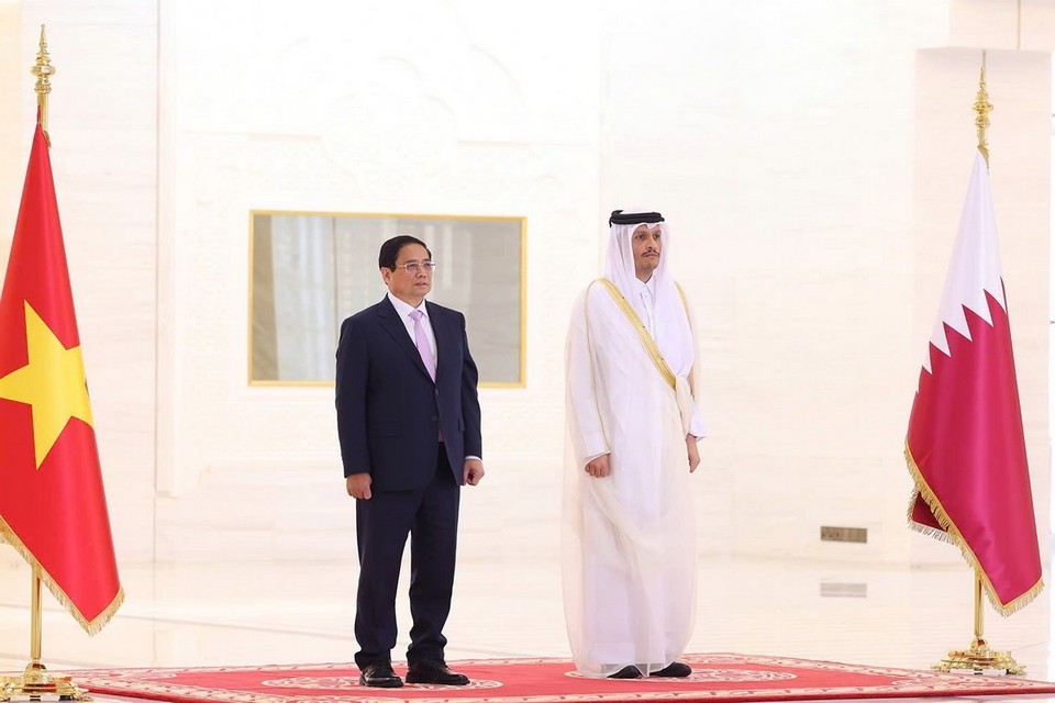 Thủ tướng Phạm Minh Chính và Thủ tướng Nhà nước Qatar Sheikh Mohammed bin Abdulrahman bin Jasim Al-Thani nghe quân nhạc cử Quốc thiều hai nước. (Ảnh: Dương Giang/TTXVN)