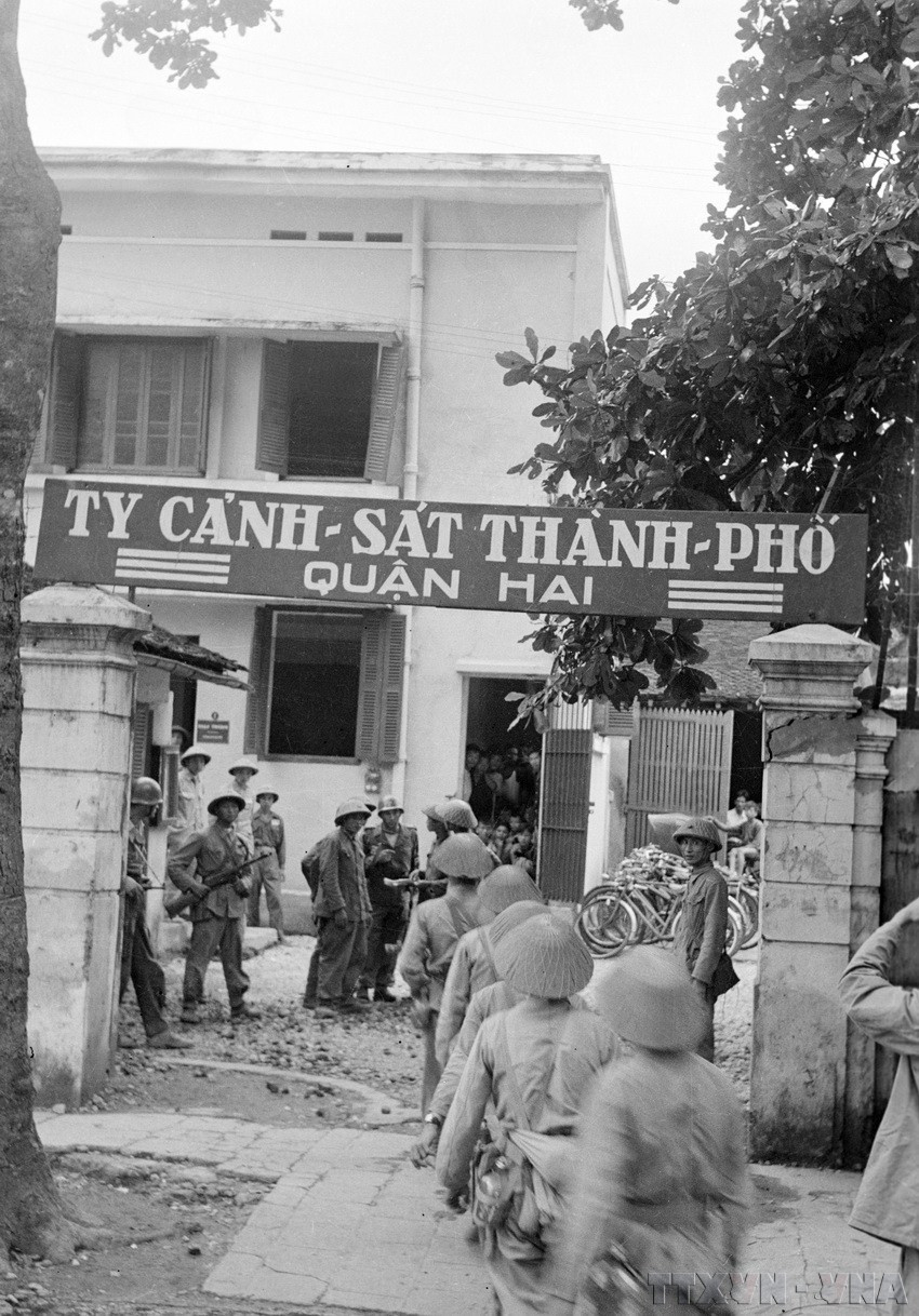 Một đơn vị Quân đội Nhân dân Việt Nam tiếp quản Ty Cảnh sát ở phố Hàng Đậu, ngày 9/10/1954. (Ảnh: Tư liệu TTXVN)