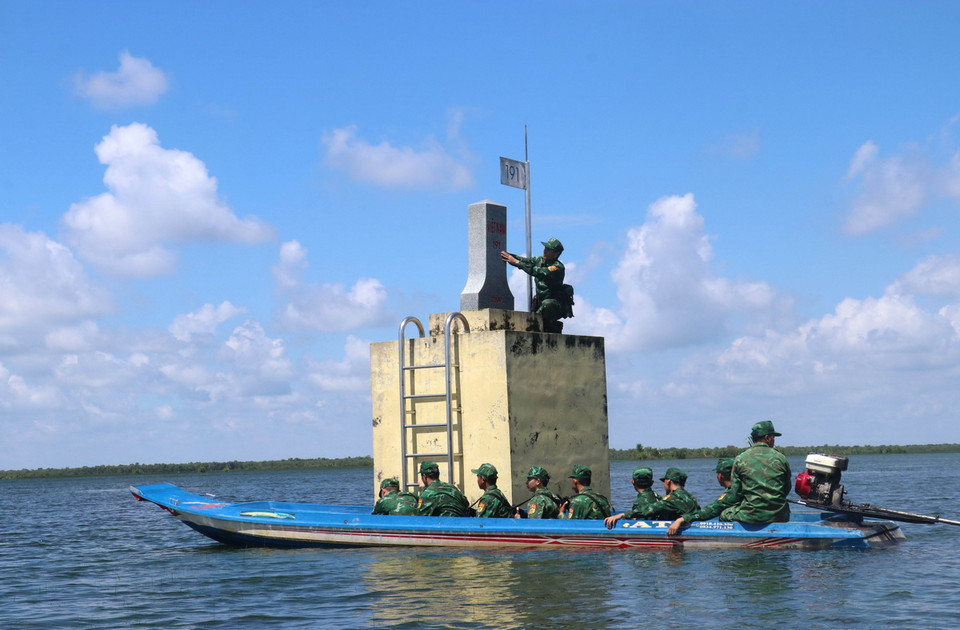 Cán bộ, chiến sỹ Đồn biên phòng Mỹ Thạnh Tây, Bộ chỉ huy Bộ đội Biên phòng Long An, luôn hoàn thành tốt nhiệm vụ tuần tra, kiểm soát, bảo vệ chủ quyền biên giới quốc gia. (Ảnh: Bùi Giang/TTXVN)