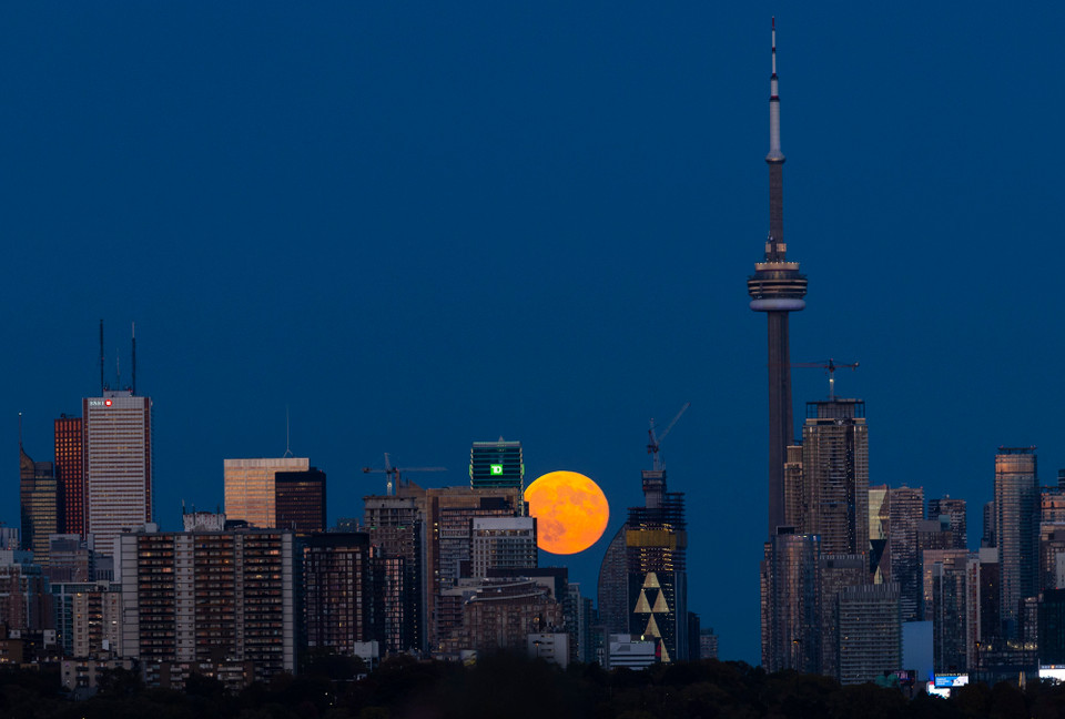 Siêu Trăng trên bầu trời Toronto, Canada đêm 17/10/2024. Ảnh: THX/TTXVN