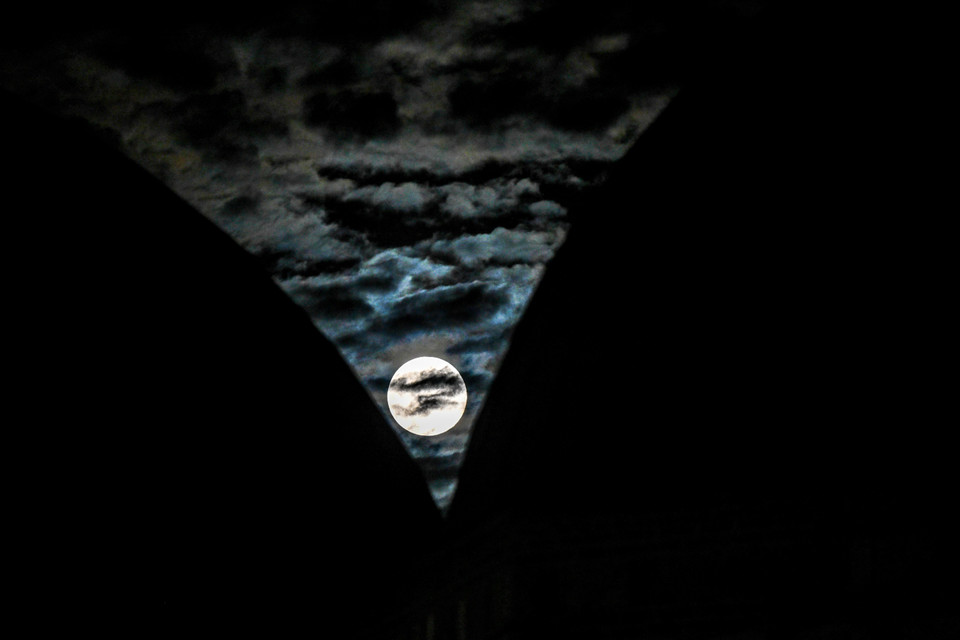 Siêu Trăng trên bầu trời Skopje, Bắc Macedonia đêm 17/10/2024. Ảnh: THX/TTXVN