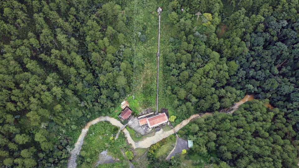 Ankroet là công trình thủy điện được xây dựng đầu tiên tại Việt Nam, thuộc địa phận xã Lát (huyện Lạc Dương, tỉnh Lâm Đồng), do người Pháp xây dựng với vật liệu chủ yếu bằng đá. Thủy điện Ankroet được xây dựng năm 1942 và vận hành vào năm 1945. (Ảnh: Huy Hùng/TTXVN)