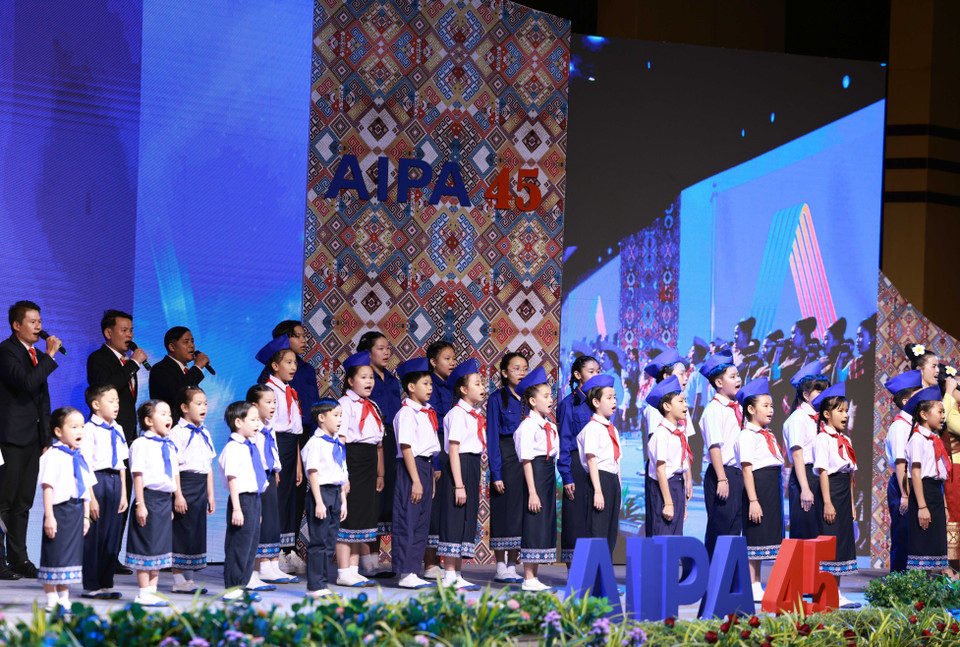 Chương trình biểu diễn ca nhạc chào mừng tại phiên khai mạc Đại hội đồng AIPA-45. (Ảnh: Thống Nhất/TTXVN)