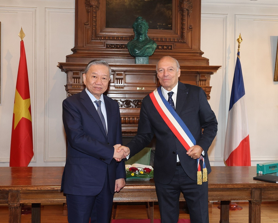 Thị trưởng thành phố Saint Adresse Hubert Dejean de la Batie đón Tổng Bí thư, Chủ tịch nước Tô Lâm. (Ảnh: Trí Dũng/TTXVN)