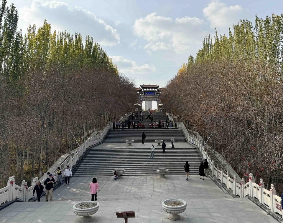 Hai bên lối vào chùa được trồng rất nhiều cây xanh, tạo không khí mát mẻ, trong lành cho du khách. (Ảnh: Công Tuyên/TTXVN)