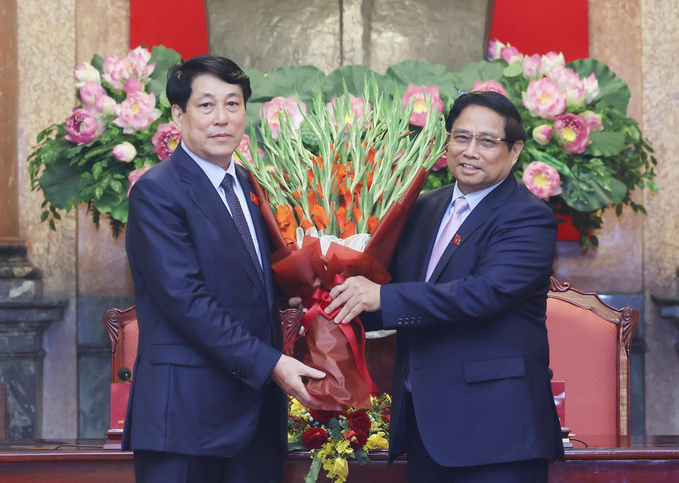 Thủ tướng Phạm Minh Chính chúc mừng Chủ tịch nước Lương Cường. (Ảnh: Lâm Khánh/TTXVN)