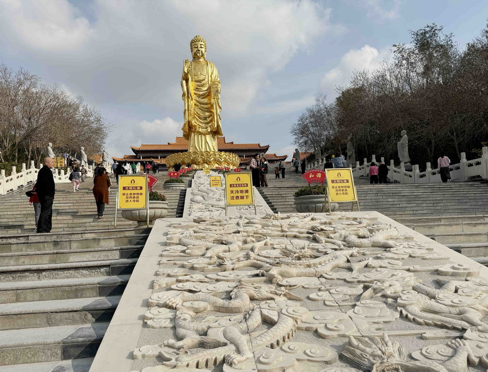 Trong khuôn viên chùa có nhiều công trình kiến trúc mang đậm phong cách phật giáo vùng Tây Bắc Trung Quốc. (Ảnh: Công Tuyên/TTXVN)