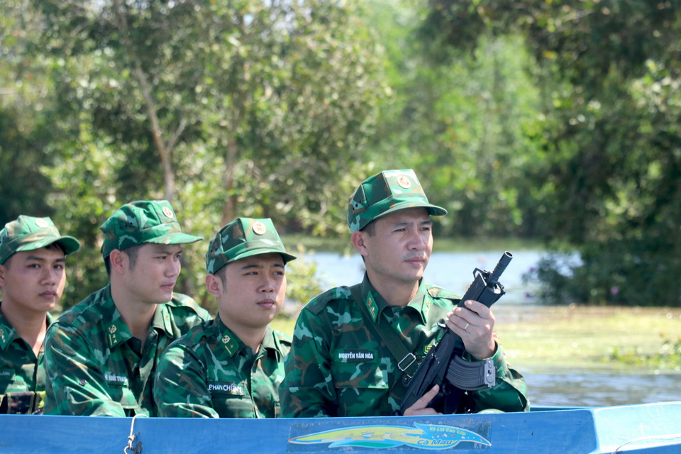 Cán bộ, chiến sỹ Đồn biên phòng Mỹ Thạnh Tây, Bộ chỉ huy Bộ đội Biên phòng Long An, luôn hoàn thành tốt nhiệm vụ tuần tra, kiểm soát, bảo vệ chủ quyền biên giới quốc gia. (Ảnh: Bùi Giang/TTXVN)