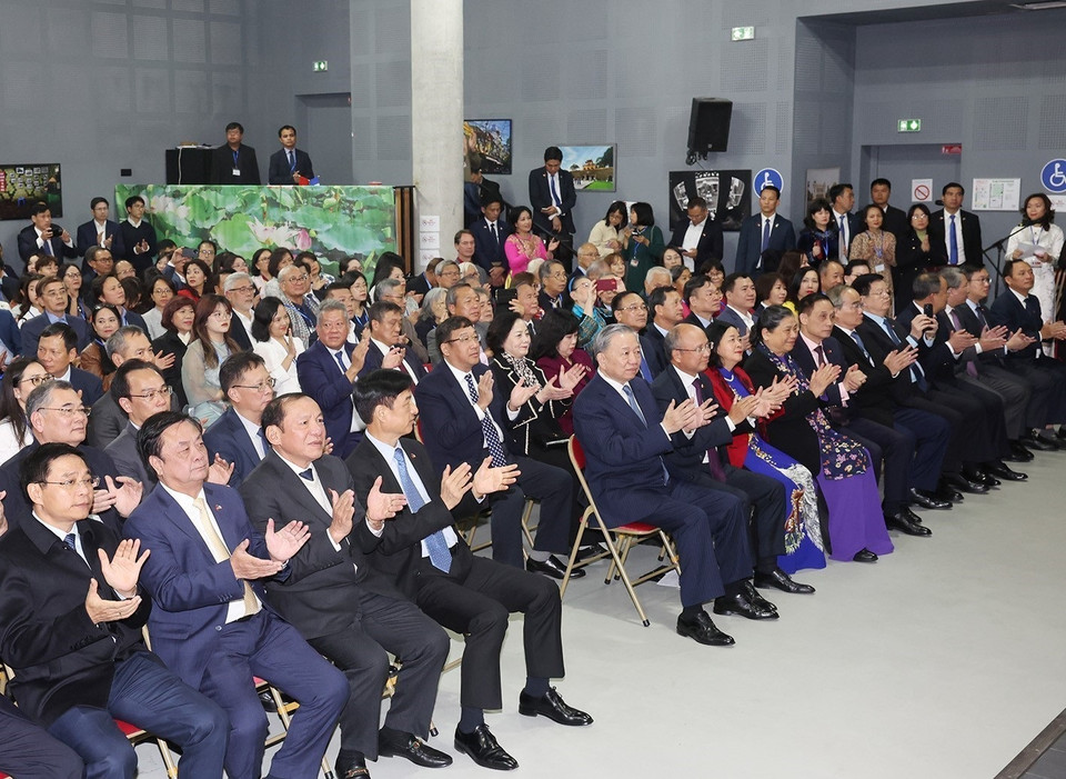 Tổng Bí thư, Chủ tịch nước Tô Lâm dự gặp gỡ cán bộ, nhân viên Đại sứ quán, các cơ quan đại diện Việt Nam và cộng đồng người Việt Nam tại Pháp (Ảnh: Trí Dũng/TTXVN)
