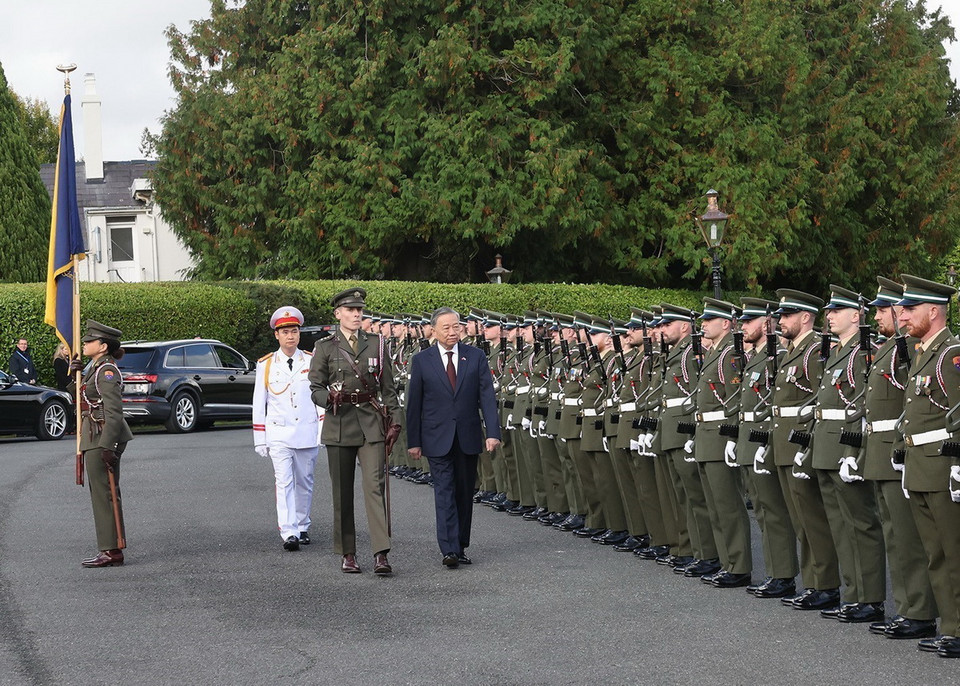 Trưa 2/10/2024 (giờ địa phương), tại Phủ Tổng thống ở thủ đô Dublin, Tổng thống Ireland Michael D. Higgins và Phu nhân chủ trì Lễ đón Tổng Bí thư, Chủ tịch nước Tô Lâm thăm cấp Nhà nước tới Cộng hòa Ireland từ ngày 1 -3/10. (Ảnh: Trí Dũng/TTXVN)