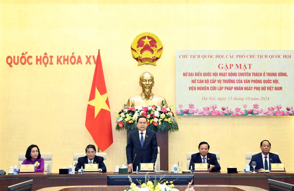 Chiều 15/10/2024, tại Hà Nội, Chủ tịch Quốc hội Trần Thanh Mẫn chủ trì gặp mặt nữ đại biểu Quốc hội hoạt động chuyên trách ở Trung ương, nữ cán bộ cấp vụ trưởng của Văn phòng Quốc hội, Viện nghiên cứu lập pháp nhân ngày Phụ nữ Việt Nam 20/10. (Ảnh: Thống Nhất/TTXVN)