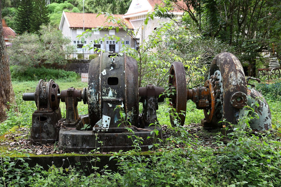 Một trong những tổ máy đầu tiên được trưng bày tại khuôn viên nhà máy. (Ảnh: Huy Hùng/TTXVN)