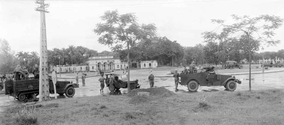 Sáng 9/10/1954, quân Pháp tập trung các phương tiện cơ giới trước vườn hoa Ba Đình để rút khỏi Hà Nội. (Ảnh: Tư liệu TTXVN)