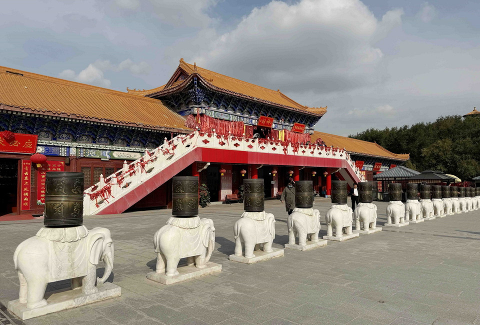 Trong khuôn viên chùa có nhiều công trình kiến trúc mang đậm phong cách phật giáo vùng Tây Bắc Trung Quốc. (Ảnh: Công Tuyên/TTXVN)