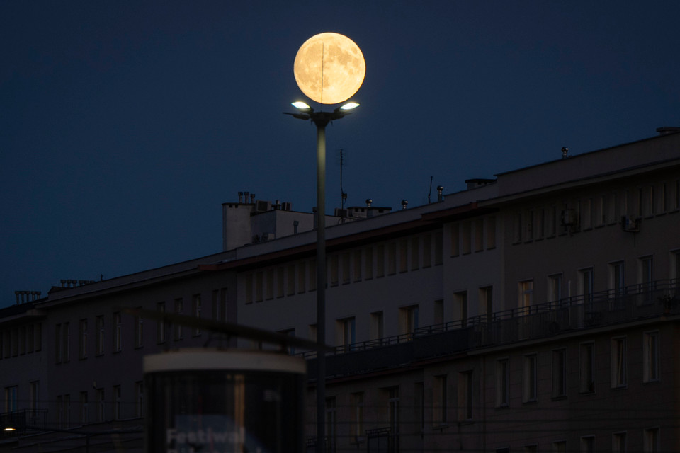 Siêu Trăng trên bầu trời Vácsava, Ba Lan đêm 17/10/2024. Ảnh: PAP/TTXVN