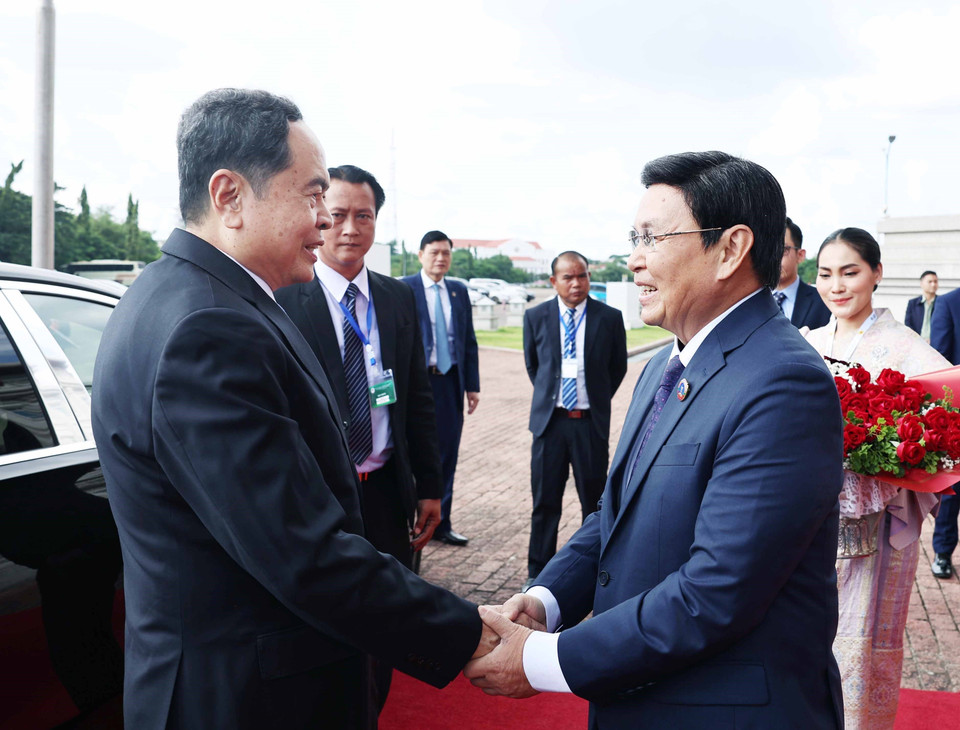 Chủ tịch Quốc hội Lào Saysomphone Phomvihane đón Chủ tịch Quốc hội Trần Thanh Mẫn. (Ảnh: Thống Nhất/TTXVN)