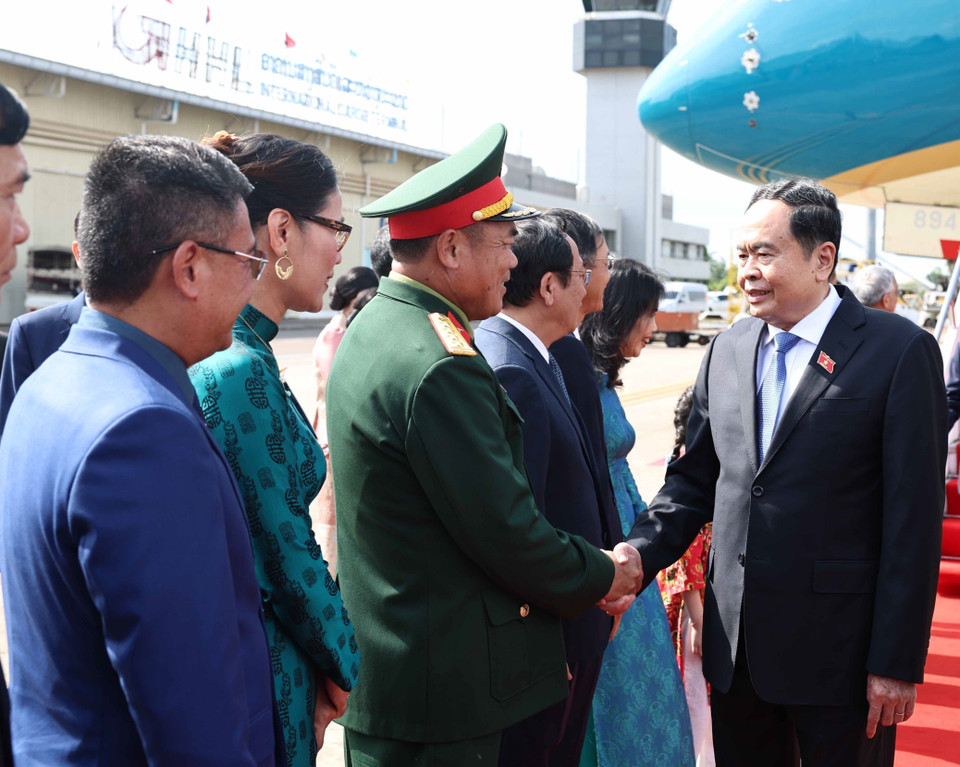 Lễ đón Chủ tịch Quốc hội Trần Thanh Mẫn tại Sân bay quốc tế Wattay, thủ đô Vientiane. (Ảnh: Thống Nhất/TTXVN)
