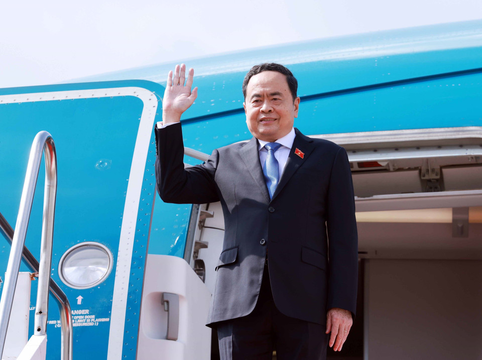 Chiều 17/10/2024, Chủ tịch Quốc hội Trần Thanh Mẫn dẫn đầu Đoàn Đại biểu Cấp cao Quốc hội Việt Nam đến thủ đô Vientiane, bắt đầu chuyến thăm chính thức CHDCND Lào và tham dự Đại hội đồng Liên Nghị viện các Quốc gia Đông Nam Á lần thứ 45 (AIPA-45). (Ảnh: Thống Nhất/TTXVN)