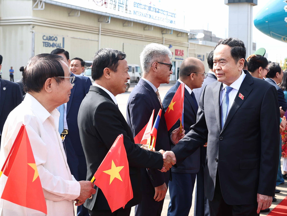 Lễ đón Chủ tịch Quốc hội Trần Thanh Mẫn tại Sân bay quốc tế Wattay, thủ đô Vientiane. (Ảnh: Thống Nhất/TTXVN)