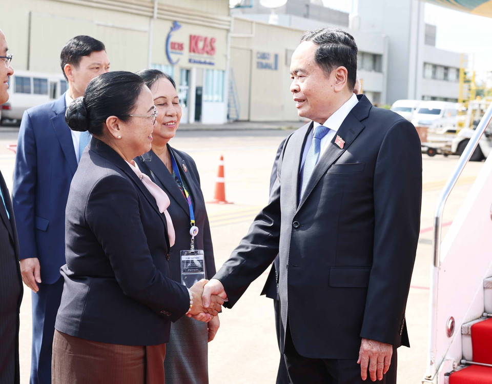 Lễ đón Chủ tịch Quốc hội Trần Thanh Mẫn tại Sân bay quốc tế Wattay, thủ đô Vientiane. (Ảnh: Thống Nhất/TTXVN)