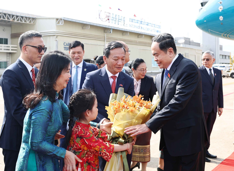 Lễ đón Chủ tịch Quốc hội Trần Thanh Mẫn tại Sân bay quốc tế Wattay, thủ đô Vientiane. (Ảnh: Thống Nhất/TTXVN)