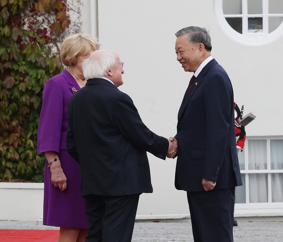 Tổng thống Ireland Michael D. Higgins và Phu nhân đón Tổng Bí thư, Chủ tịch nước Tô Lâm. (Ảnh: Trí Dũng/TTXVN)