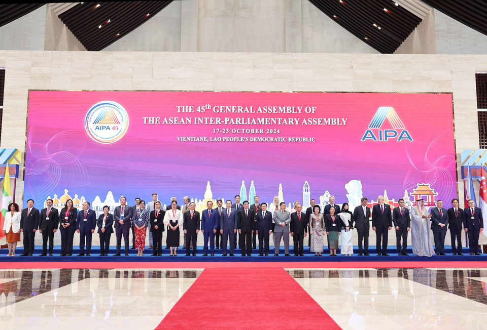 Chủ tịch Quốc hội Trần Thanh Mẫn và các Trưởng đoàn chụp ảnh chung. (Ảnh: Thống Nhất/TTXVN)