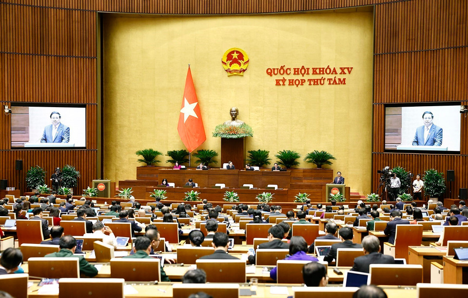 Thủ tướng Phạm Minh Chính trình bày Báo cáo kết quả thực hiện kế hoạch phát triển kinh tế-xã hội năm 2024, dự kiến kế hoạch phát triển kinh tế-xã hội năm 2025. (Ảnh: Doãn Tấn/TTXVN)